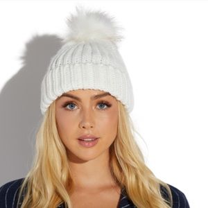 Off White Women's Cable knit Pom Beanie